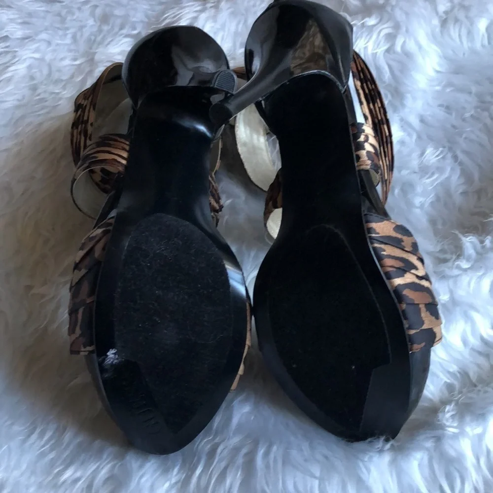 GUESS LEOPARD PRINT HEELS